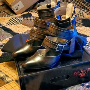 Brand new jaclynn brown distressed sz 12